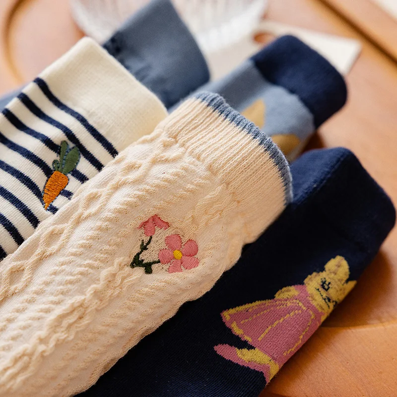 Ретро вышивка Кролик Японский Милый Мультфильм Полосатые женские носки средней длины в этническом стиле Цветочные носки Женские Осенние Изображение 1